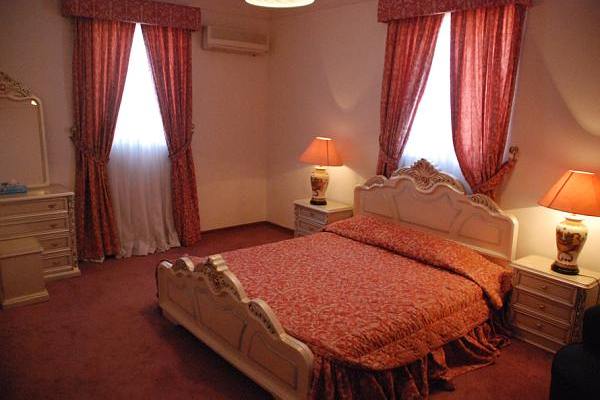 Großzügiges Schlafzimmer, Arge-E Jadid Hotel of Bam, Iran Rundreise