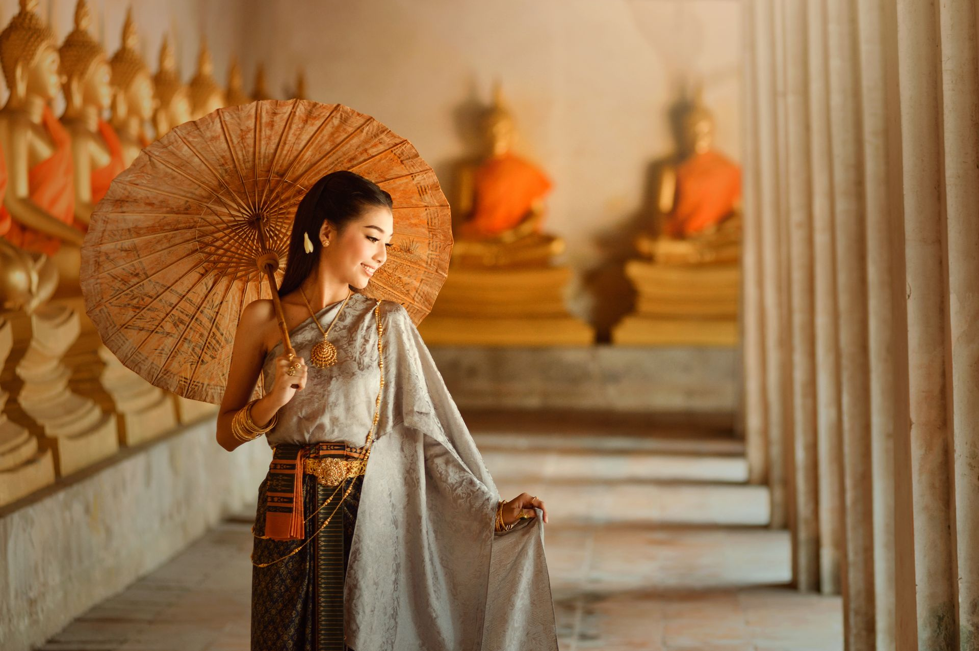 Frau in traditioneller Kleidung, Thailand Reisen