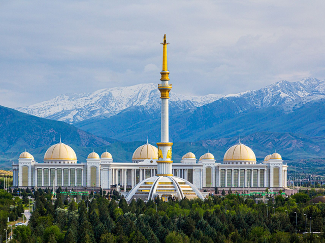 Ashgabat, Nationalbibliothek und Independence Monument, Turkmenistan Reise