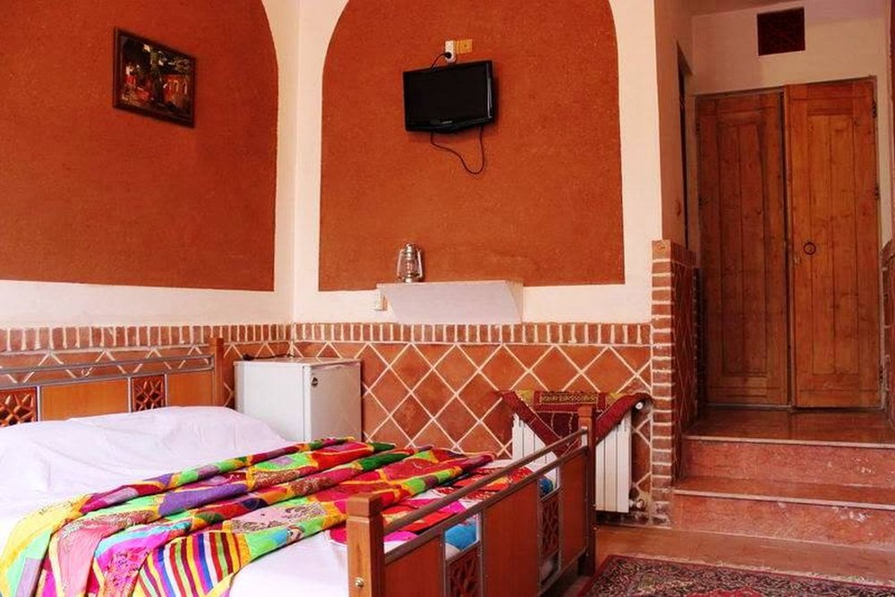 Farbenfrohe Einrichtung der Zimmer, Vuina Hotel, Iran Reise