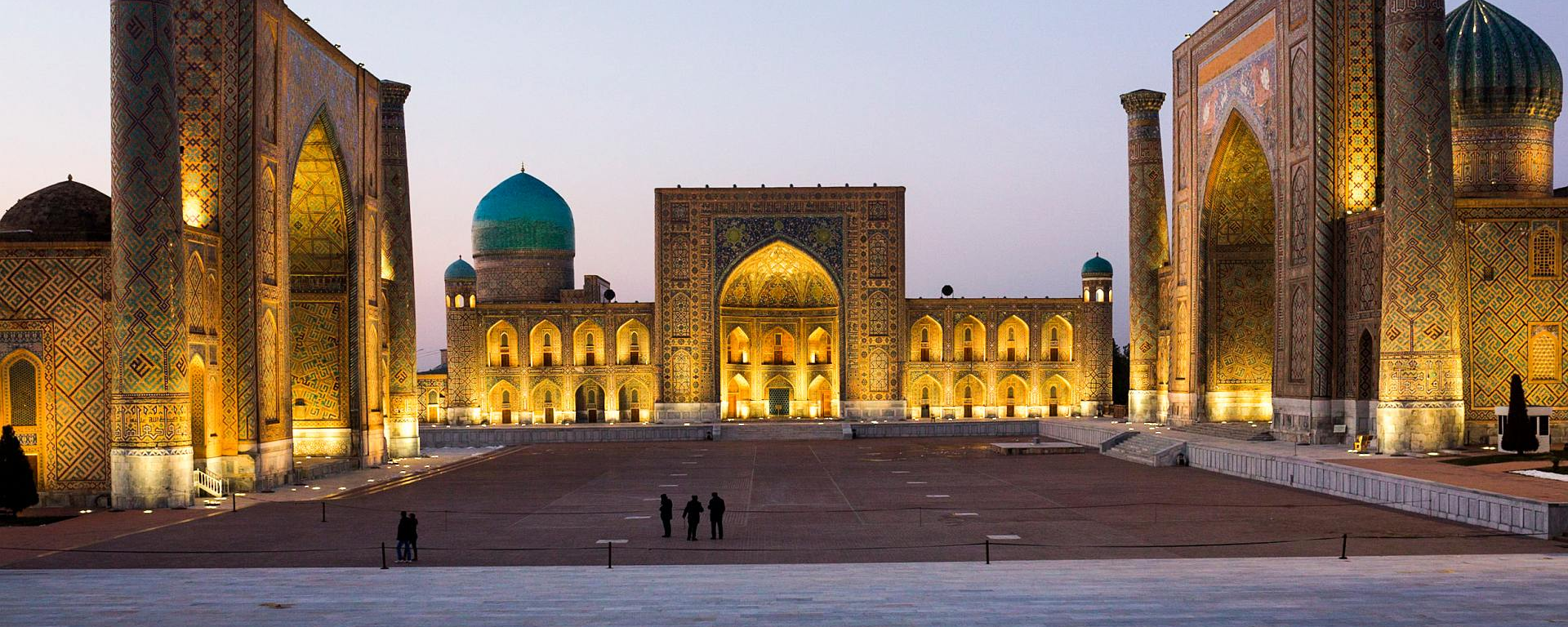 The Registan Platz bei Nacht, Samarkand, Usbekistan Rundreise