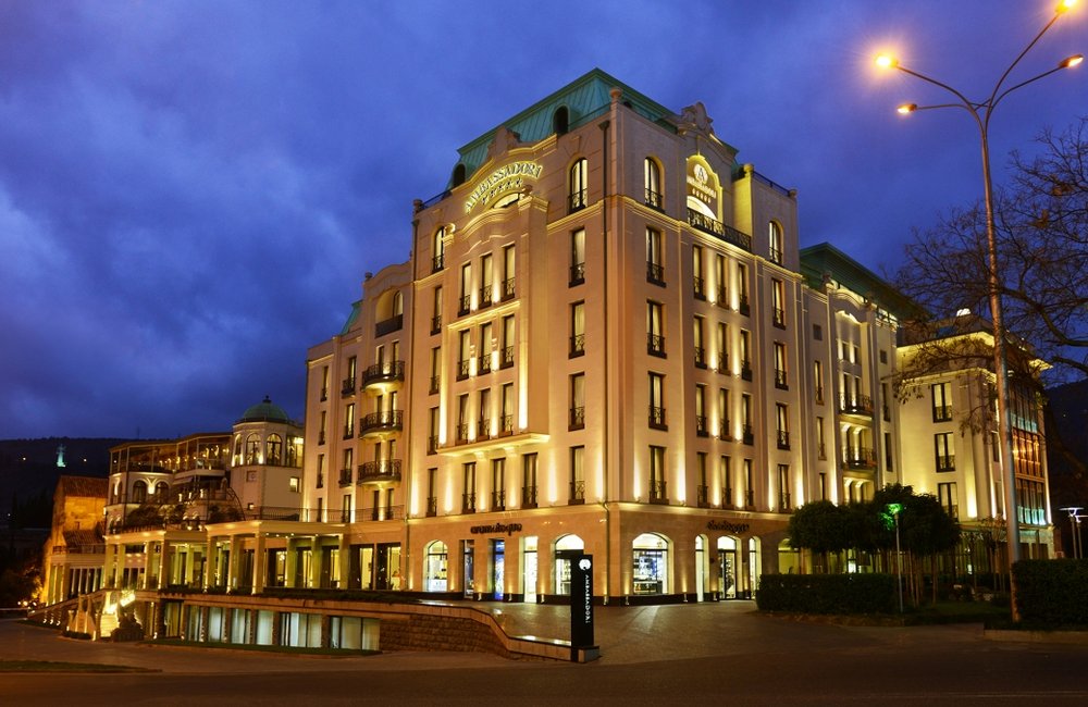 Außenansicht, Hotel Ambassadori, Tbilisi, Georgien Rundreise