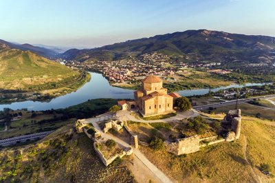 Blick auf die Jvary Kirche, Mzecheta, Georgien Rundreise