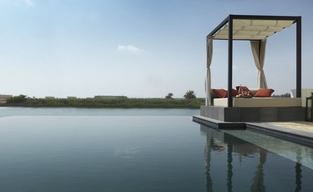 Luxusliege am Pool, Al Baleed Resort Salalah Resort, Oman Luxusreise
