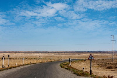 Straße durch die Kyzylkum Wüste, Usbekistan Rundreise