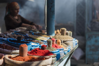 Gewürze auf dem Osh Market in Kirgistan, Zentralasien Rundreise
