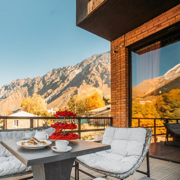 Terrasse, Hotel Stancia Kazgebi, Stepantsminda, Georgien Rundreise