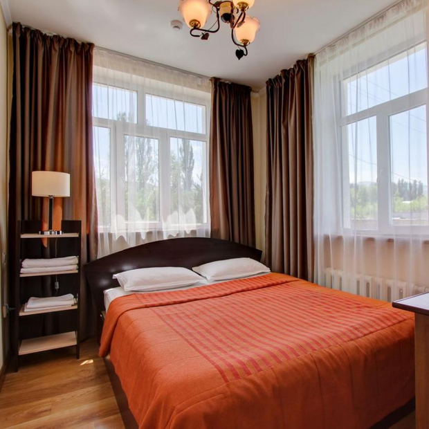 Elegantes Doppelzimmer, Hotel Green Yard, Karakol, Kirgistan Rundreise