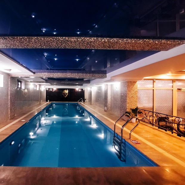 Poolanlage, Hotel Plaza Bishkek, Kirgistan Rundreise